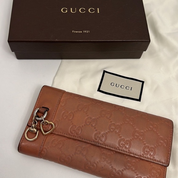 GUCCI Leather Long wallet 7.5”x4”comes with. Dust bag and a box with gold charms - Picture 2 of 7